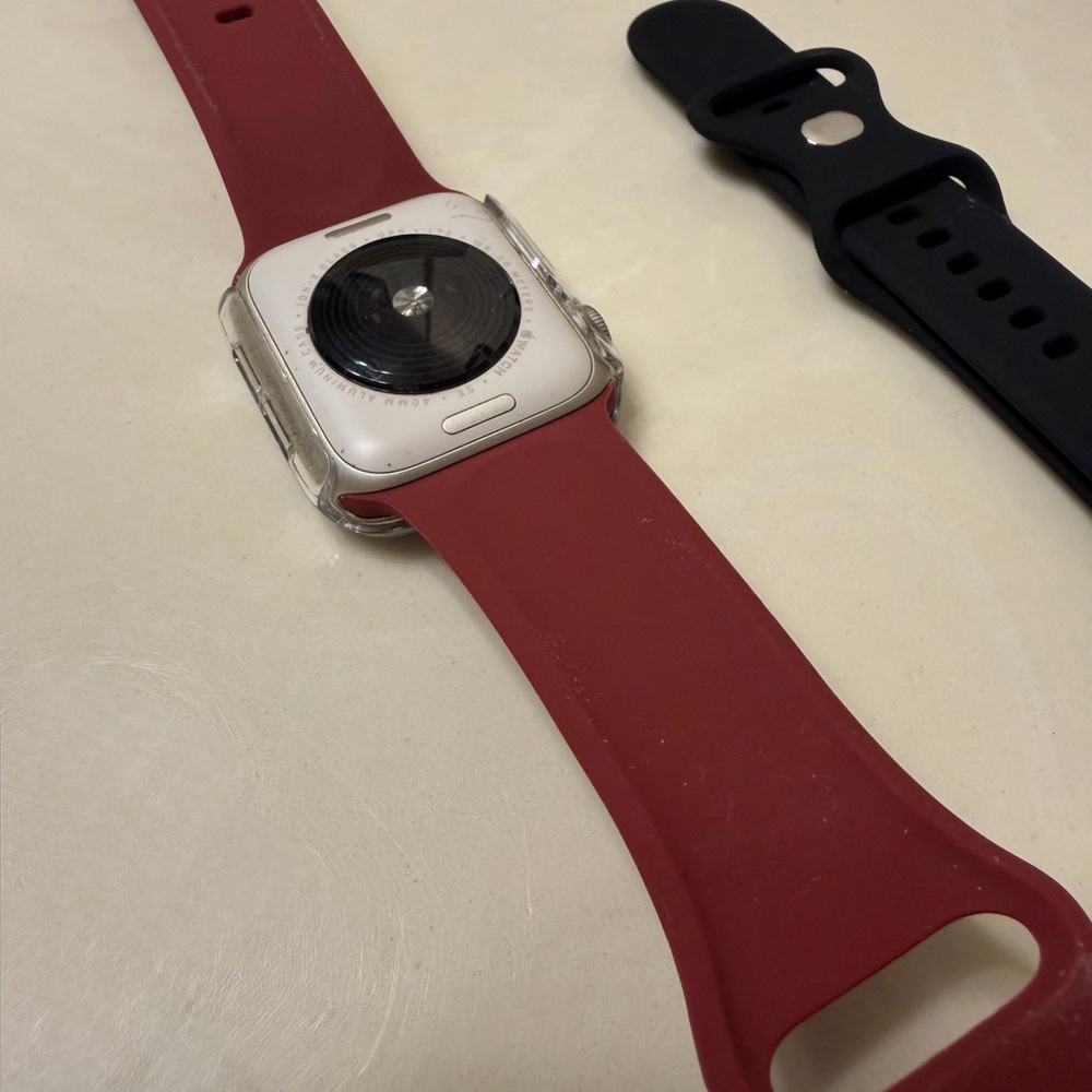 Apple SE2 GPS + Cellular Smartwatch with New Bands - Picture 2 of 3